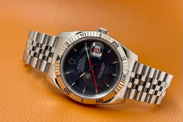 分針と日付表示が赤色を採用【Ref.116264】