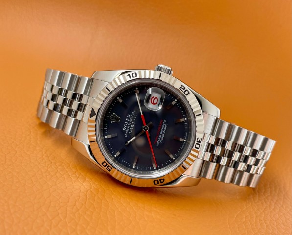 分針と日付表示が赤色を採用【Ref.116264】