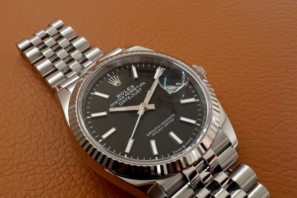 シンプルなブラックダイヤル【Ref.126234】