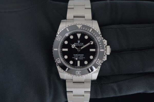 シンメトリーデザインが美しい【Ref.114060】