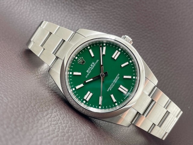 コーポレートカラーのグリーンダイヤル【Ref.124300】