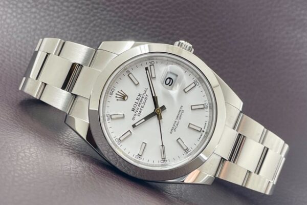 どんな場面でも活躍間違いなし！【Ref.126300】